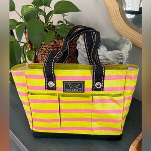 Scout bag, three pockets on side, one zipper pocket